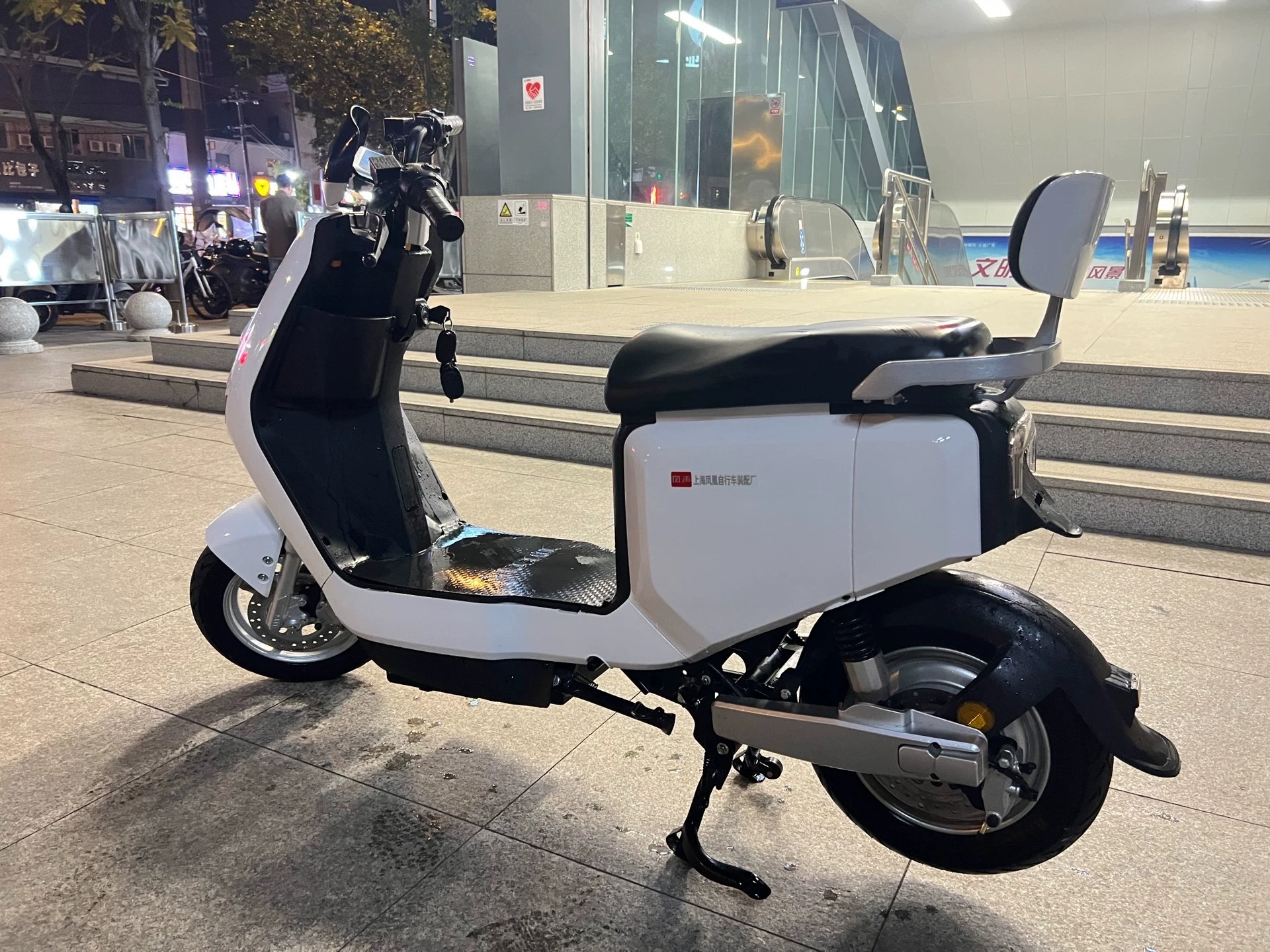 转让个人闲置二手电动车，刚买不久，证件齐全，带头盔，雨衣。成色九新如图，电池新换，5块大电池，续航70公里左右。车况完好，没有任何毛病，刹车，喇叭都很好的，因工